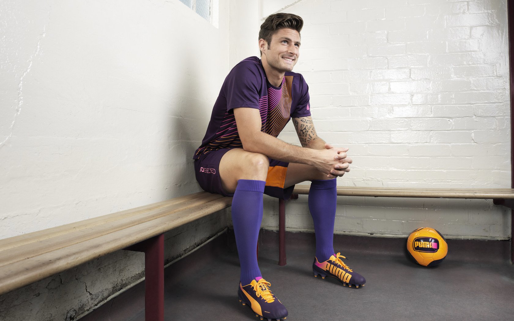 爱游戏官网-奥尔韦拉决赛冲线瞬间引爆全场，奥尔伟业